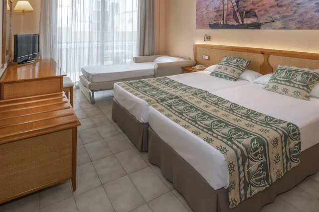 غرفة قياسية بثلاثة أسرّة بشرفة مع سرير إضافي، GHT Oasis Tossa & Spa 7/10