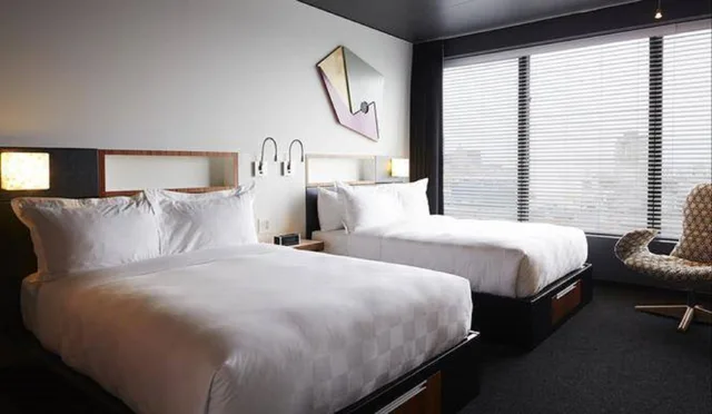غرفة قياسية بسريرين كوين، Hotel Alt Montreal 3/6