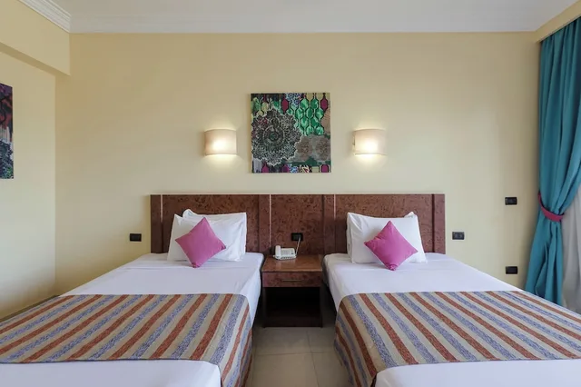 Chalet, Twin Beds, Sea Front, Sofa، Shoni Bay 5/9