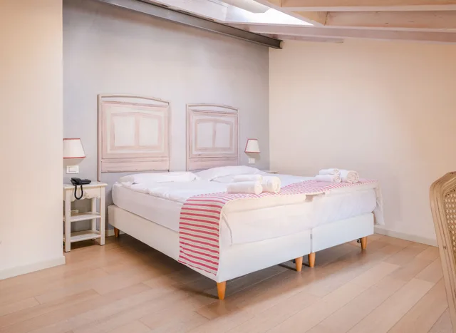 غرفة قياسية رباعية بسرير كوين بغرفة نوم واحدة مع أريكة، Hotel Villa Moron 3/4