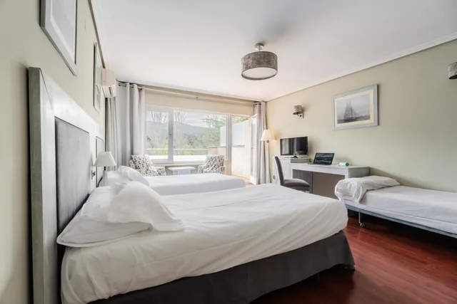 غرفة ثلاثية، Nayade hotel 1/10