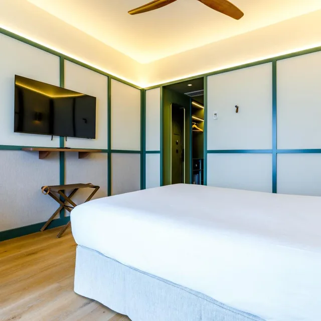 غرفة بسرير مزدوج بإطلالة على البحر بشرفة، Petit Palace Tamarises 9/10