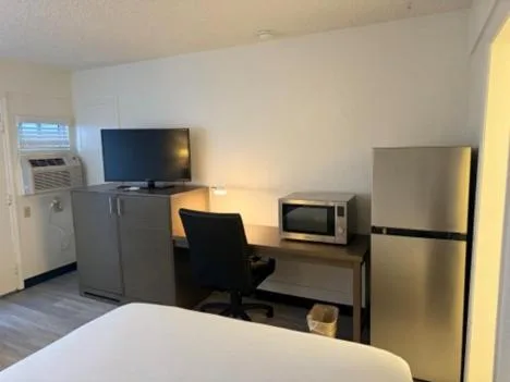 استوديو بسرير كوين، MC Pacific Inn & Suites 2/2