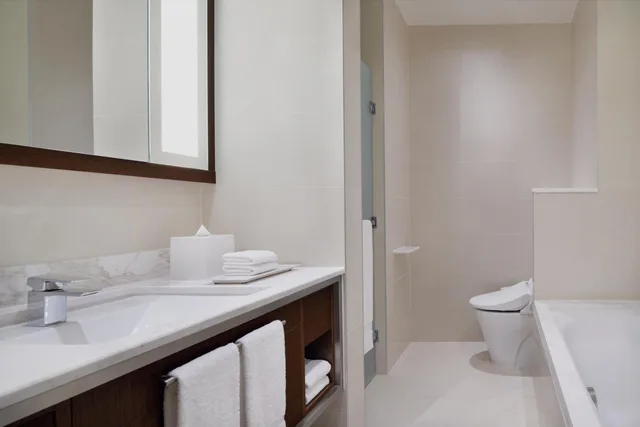 غرفة بسرير كينج بإطلالة على البحر، Delta Hotels Marriott City Center Doha 12/13