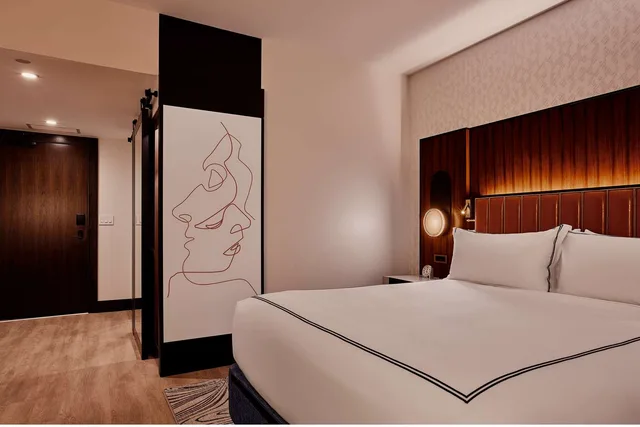 غرفة ديلوكس ركنية بسرير كينج، The Godfrey Detroit, Curio Collection by Hilton 2/3