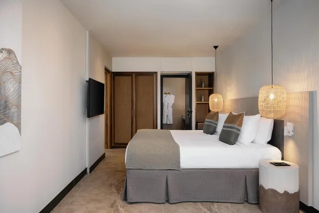 جناح مريح بسرير كينج بمسبح خاص، Domes Aulus Elounda Resort, Curio Collection by Hilton 1/4