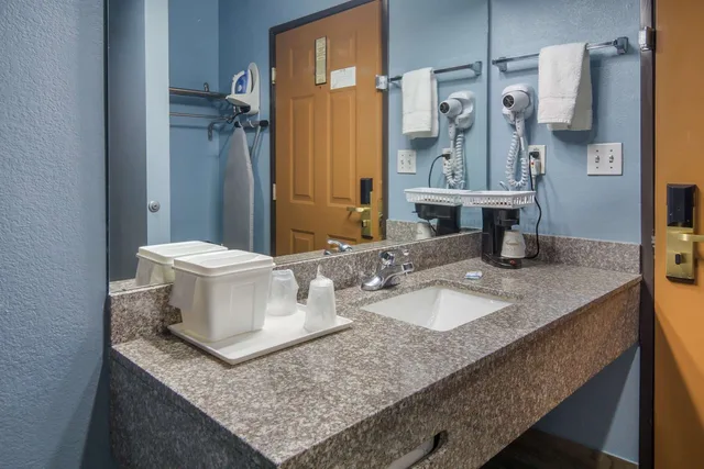Room, King Bed, Smoking, Rodeway Inn Carrollton I-35E 5/6