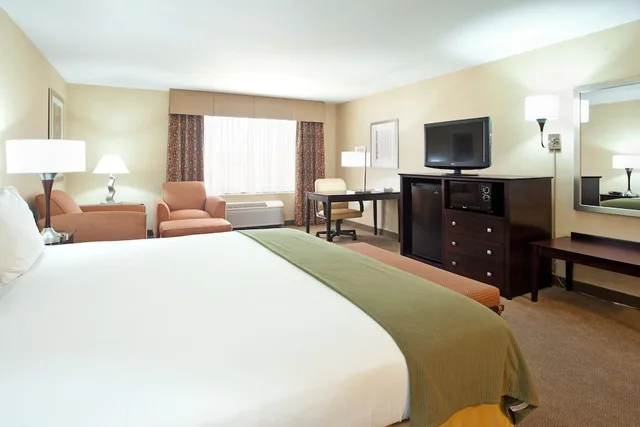 جناح بسرير كينج مع أريكة بمنطقة جلوس، Holiday Inn Express Nogales 1/4