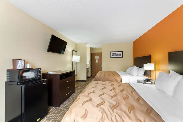 غرفة قياسية بسريرين كوين، Quality Inn Wooster OH 1/2