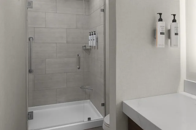 جناح بريميوم بسريرين كوين بمطبخ صغير، Embassy Suites by Hilton Tuscaloosa Alabama Downtown 5/5