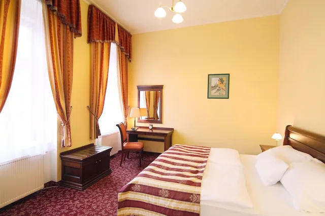 غرفة كلاسيكية بسرير مزدوج أو سريرين منفصلين مع سرير إضافي، Ontario Hotel Garni 3/10