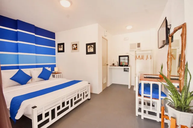 Deluxe, Queen Bed, 8Colors Beach House 3/5