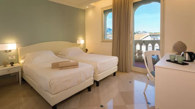 غرفة سوبيريور ثلاثية بسرير كوين وسرير فردي بشرفة، Hellenia Yachting Hotel 1/4