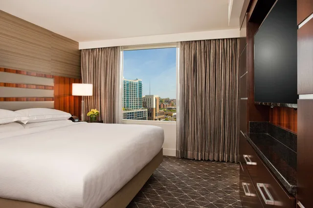 جناح تنفيذي تنفيذي بسرير كينج بإطلالة على المتنزه مع دخول الصالة، HILTON NASHVILLE-DOWNTOWN 3/4