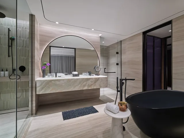 جناح بسرير فردي بإطلالة على البحيرة بشرفة بغرفة نوم واحدة، InterContinental Shanghai Harbour City 3/3