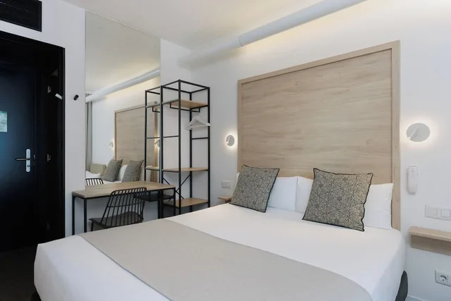 غرفة قياسية ثلاثية بسرير مزدوج وسرير فردي، Casa Lit Barcelona by Ona 2/8