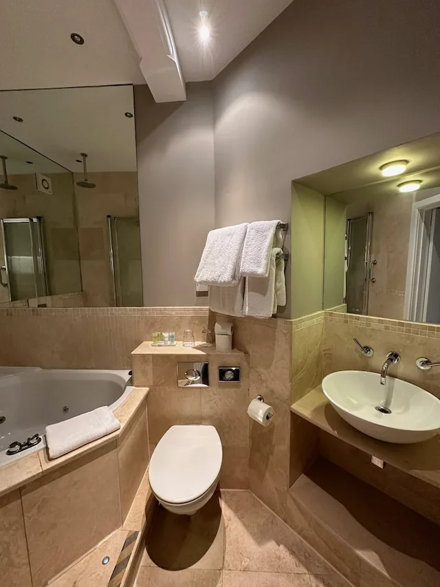 جناح تنفيذي بسرير كينج، Langtry Manor Hotel 6/7
