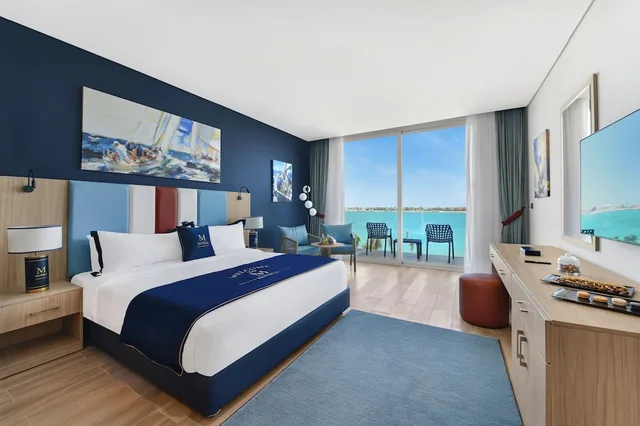غرفة تنفيذية بسرير كوين بإطلالة على البحر، M Hotels at Porto Marina 1/4