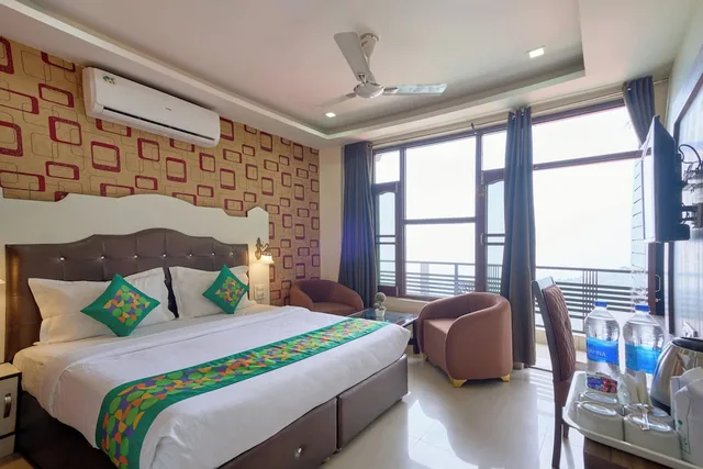 غرفة بريميوم بسرير كوين وسريرين منفصلين، Treebo Roshan House 1/10
