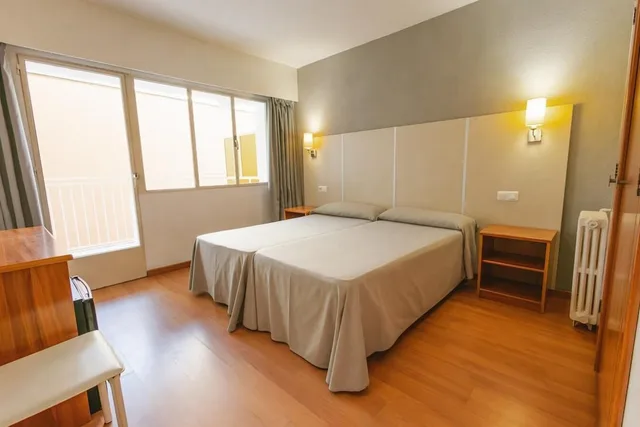 Essential, Twin Beds، Port Vista Oro 2/9