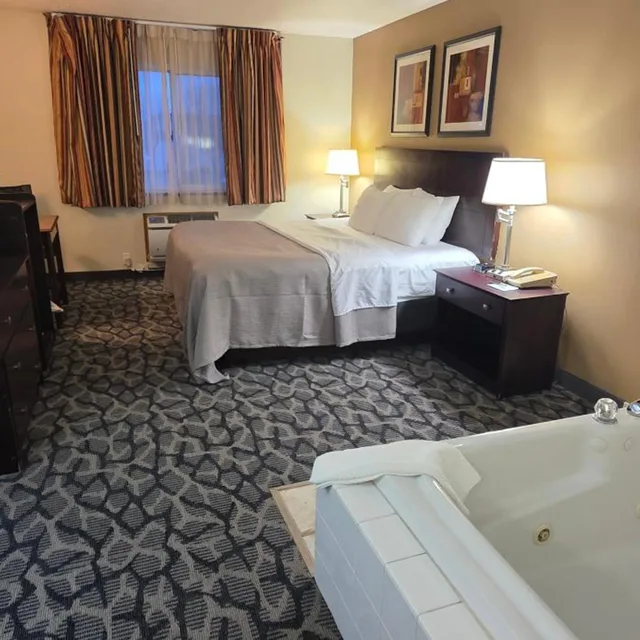 جناح بسرير كينج بحوض جاكوزي، Quality Inn & Suites Eldridge Davenport North 2/3