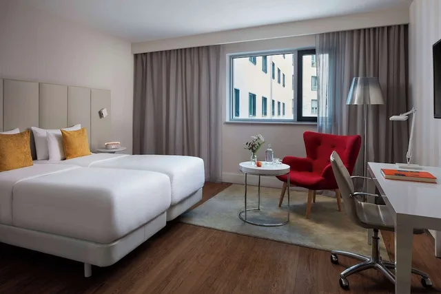 غرفة عائلية بسريرين منفصلين مع سرير إضافي، Avani Frankfurt City Hotel 1/2