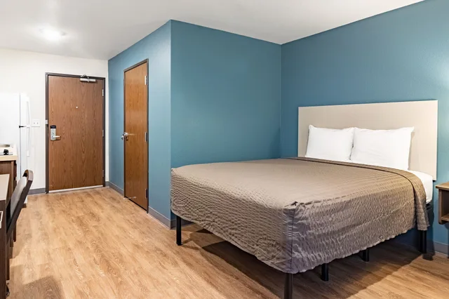 Room, Queen Bed, Accessible, WoodSpring Suites Toledo Maumee 1/4
