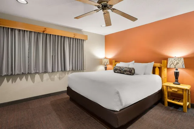 جناح بسرير كينج بحوض جاكوزي بمطبخ، Best Western Northwoods Lodge 1/3