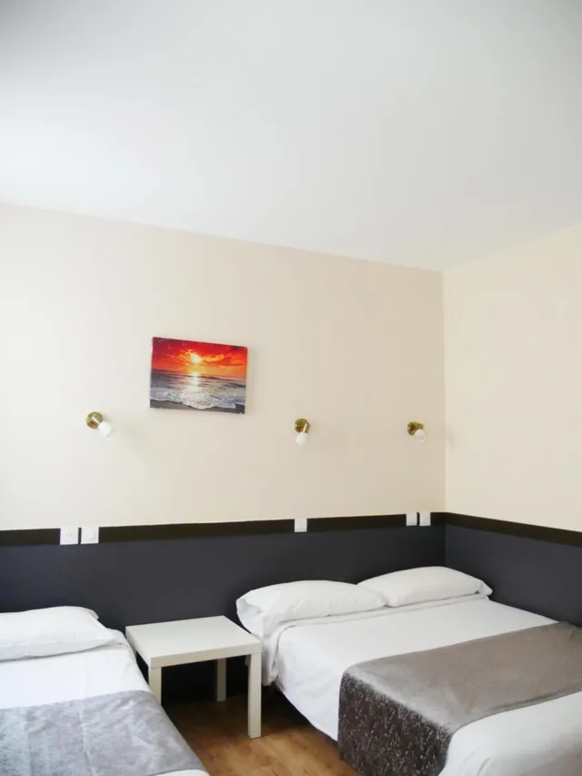غرفة ثلاثية، Hotel des Bains 3/10