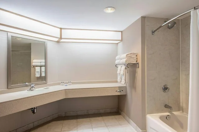 Leisure, Suite, King Bed, Sofa، Delta Hotels By Marriott St. John's Conference Centre 3/3