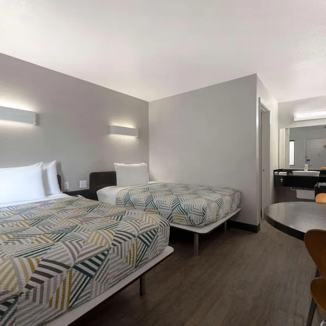 1 Full Bed ADA/Tub/Micfridge، Motel6 San Antonio, TX - West SeaWorld 2/10