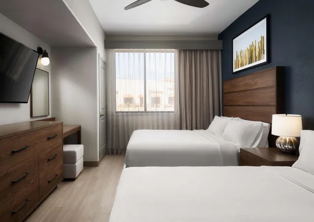 جناح بسريرين كوين بغرفتي نوم مع أريكة، Embassy Suites Tucson Paloma Village 1/5