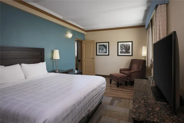 جناح بسرير كينج مع أريكة، Best Western Plus Kamloops Hotel 1/2