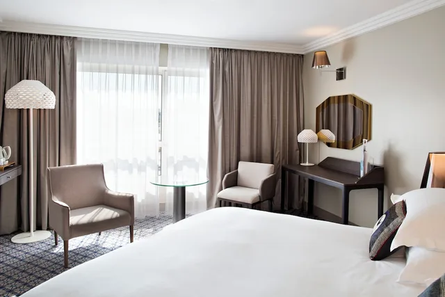 غرفة ديلوكس بسرير مزدوج بإطلالة على المتنزه بشرفة، Vichy Celestins Spa Hotel 4/9