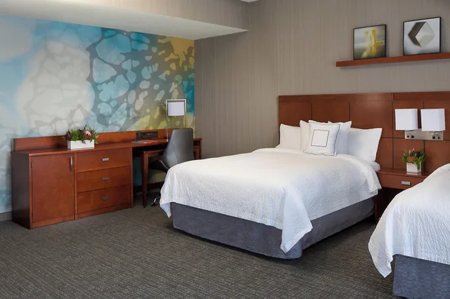 غرفة بسريرين كوين مع أريكة، Courtyard By Marriott Downtown Grand Rapids 2/4