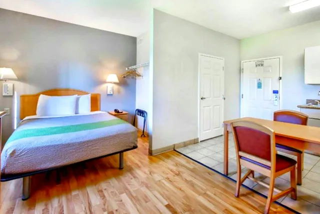 Queen Bed with Kitchenette Smoking2 Full Beds Suite with Kitchenette Smoking، Oyo Townhouse Sulphur,LA Extended Stay I-10 3/6