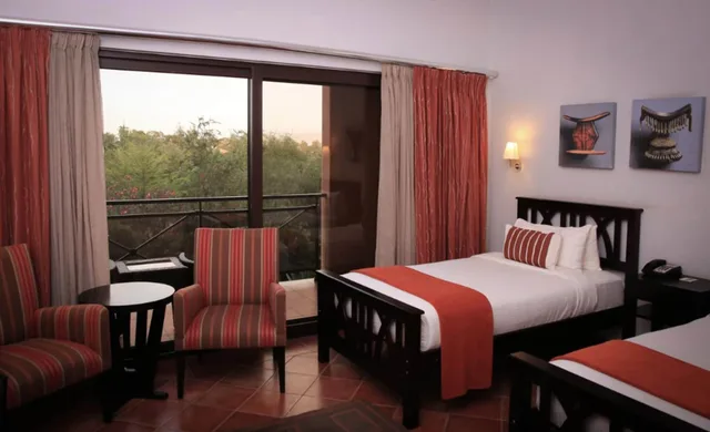 غرفة بسريرين منفصلين بإطلالة على الحديقة، Haile Resort Hawassa 5/9