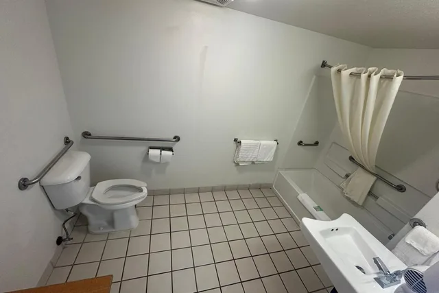 غرفة بسرير كينج لذوي الإعاقة، Coratel Inn and Suites By Jasper Ocean Shores 6/7