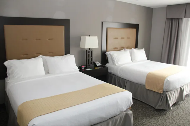 جناح بسريرين كوين بغرفة نوم واحدة مع أريكة، Holiday Inn Hotel & Suites East Peoria 1/4