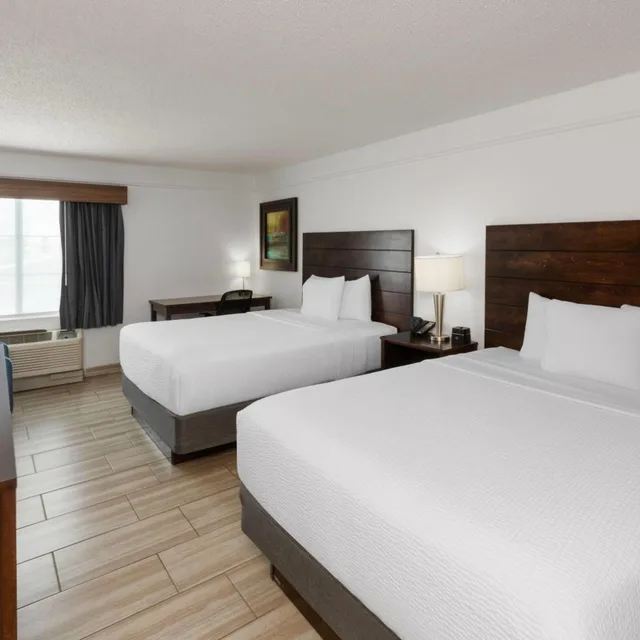غرفة ديلوكس بسريرين كوين، La Quinta Inn & Suites by Wyndham Laredo Airport 2/6