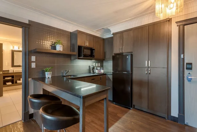 جناح بسرير كينج مع أريكة بمنطقة جلوس بحوض جاكوزي، Village Park Inn Calgary 10/10