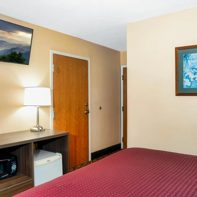 Room, King Bed, Guest Inn Pigeon Forge 5/10