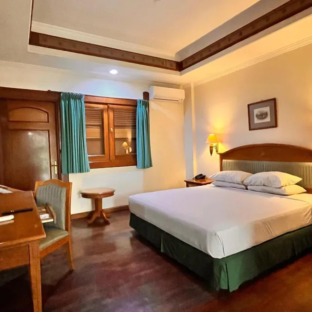 غرفة بسرير كينج بإطلالة على المسبح، KRESNA HOTEL WONOSOBO 2/9