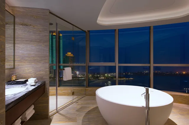 Club, Suite, King Bed, Sea View, Sheraton Zhanjiang Hotel 2/2