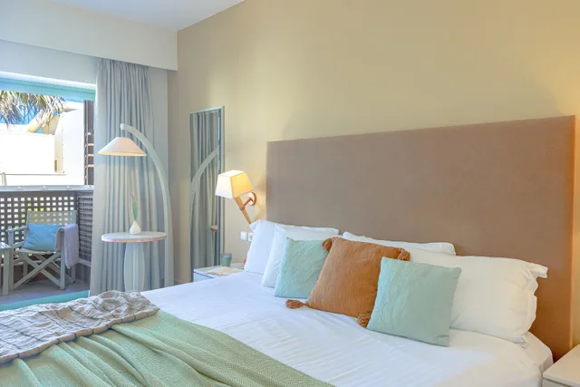 غرفة قياسية بسرير مزدوج وسريرين منفصلين بإطلالة على الحديقة، GRAND BAY BEACH RESORT KOLYMBARI 1/3