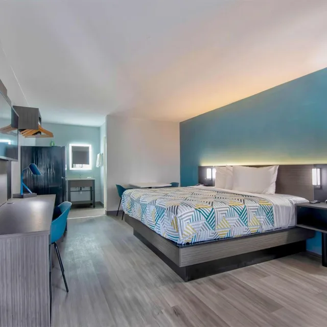 1 King Bed - Non-Smoking, Micfridge، Studio6 Jackson, MS - I-55 2/10