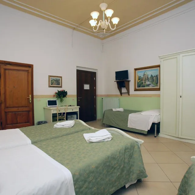 غرفة رباعية، Hotel Desiree 4/10
