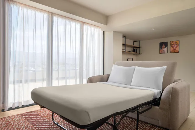 1 Bedroom, Suite, King Bed, Ocean Front, Balcony، ROK Hotel Kingston, Tapestry Collection by Hilton 2/2