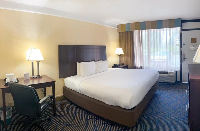 غرفة تنفيذية بسرير كينج، Hotel Monreale Inn & Studios I-Drive Icon Park Orlando 4/6
