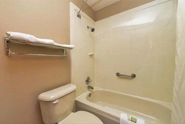 Standard, 2 Queen Beds, Super 8 By Wyndham Clarksville Northeast 7/7